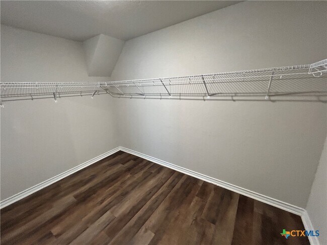 Building Photo - 724 Stonemanor