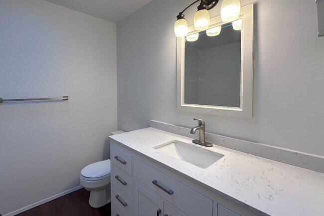 Building Photo - Nice 3 bd Rambler Availalbe for move in Oc...