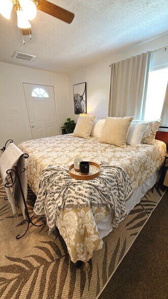#1 KingBed Master Bedroom w/ En-suite Dual Vanity Bathroom - 10603 Thomaswood Ln