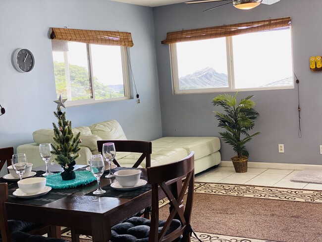 Living area with views of Diamond head crater - 2012 St Louis Dr