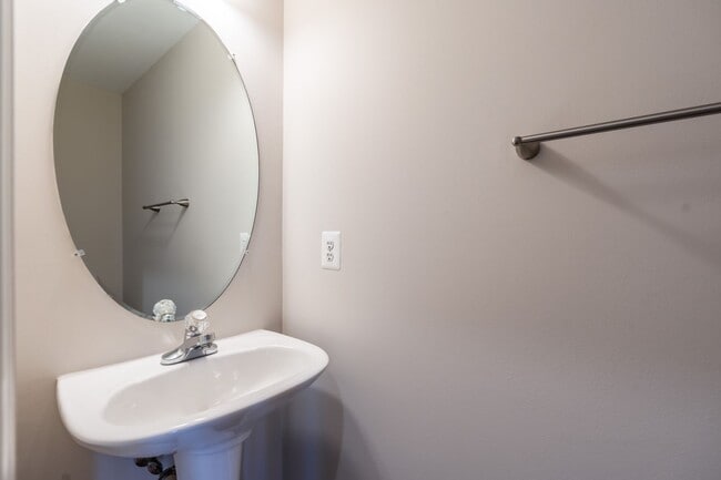 Building Photo - Immaculate 3 Bed 2 Full & 2 Half Bath End ...
