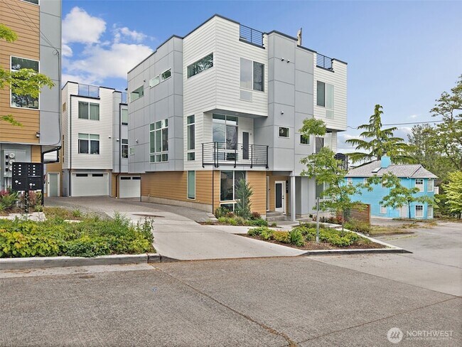 Building Photo - 902 N 86th St