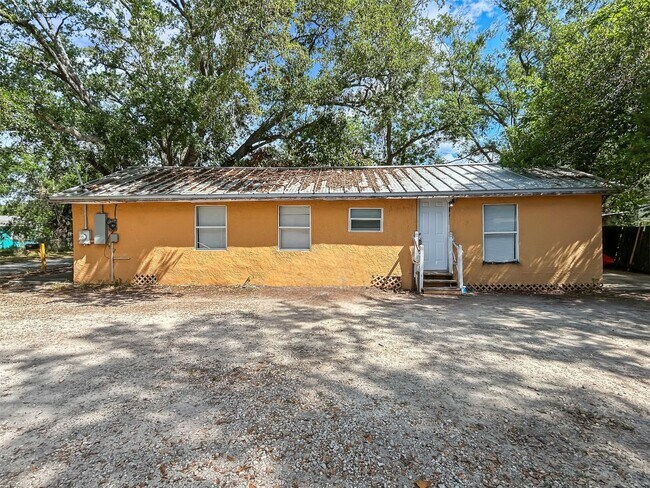 Building Photo - Spacious Tampa Home for Rent | Great Location & Large Yard! 3bed |2bath