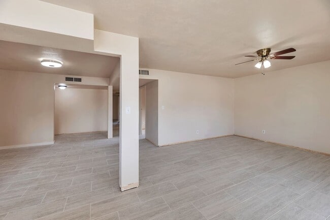 Building Photo - Spacious 6-Bedroom, 4-Bath Pool Home Near ASU Campus