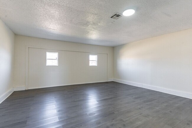 Building Photo - Cute 4 bedroom House