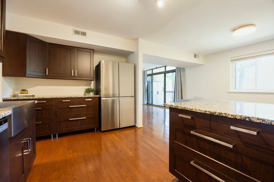Building Photo - 1643 Parkcrest Cir