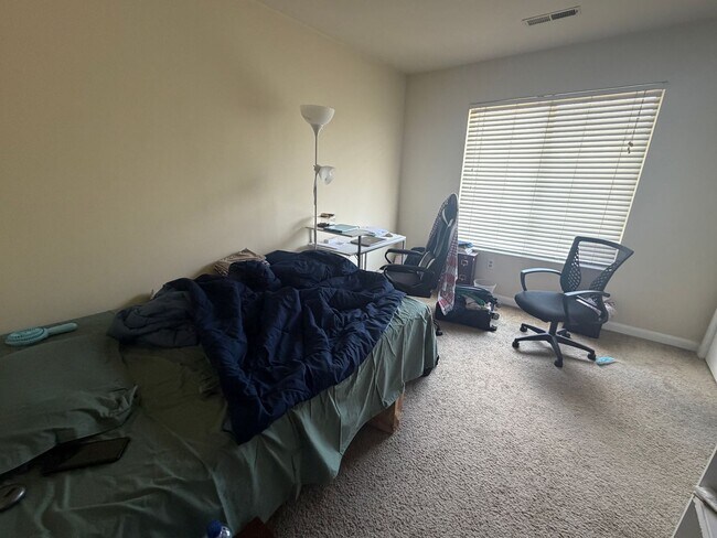 Building Photo - Claytor Square Condo | Ideal Student Living Near VT