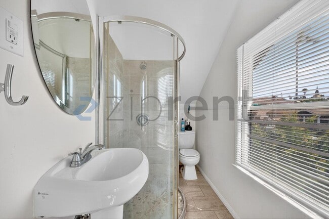 Building Photo - 532 21st St