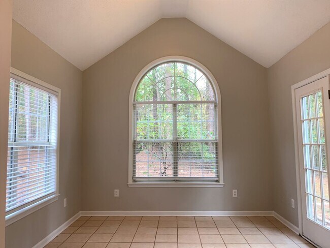 Building Photo - Wow! Northgate district! 3 bed, 2 bath, ra...