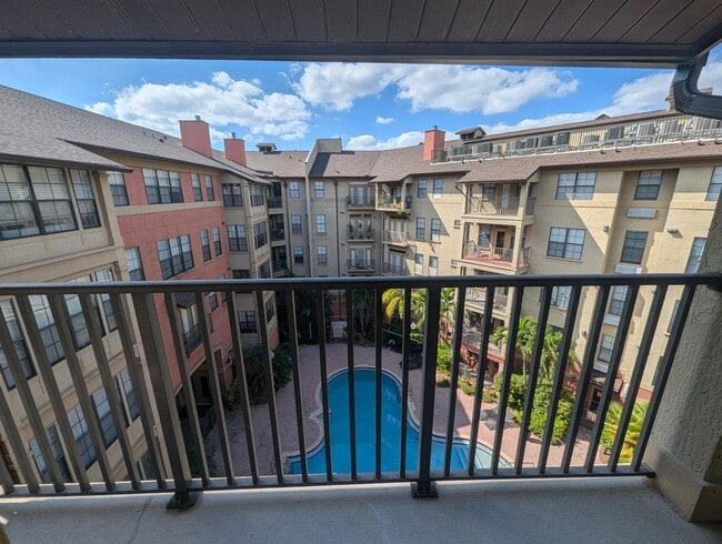 Building Photo - 1x1 top floor unit with balcony, beautiful...