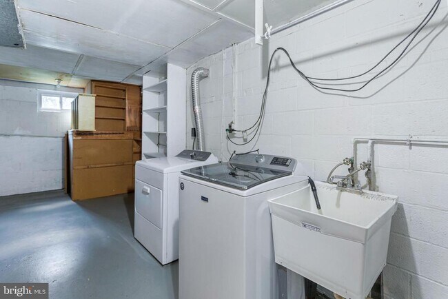 Building Photo - 6503 Friars Ct