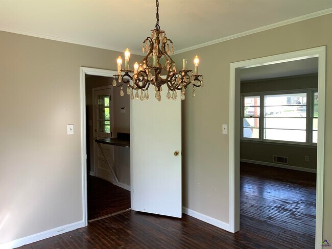 Building Photo - 3240 Commodore Dr