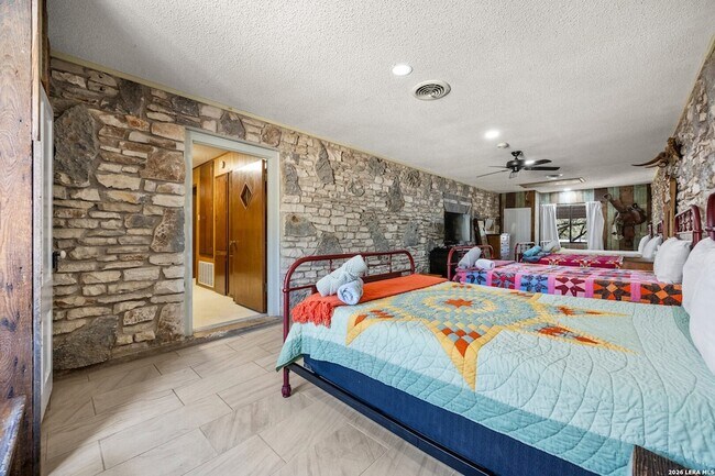 Building Photo - 118 Buffalo Springs Crossing