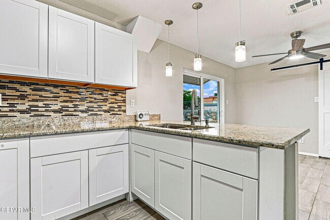 Building Photo - 11524 Meadowbrook Dr