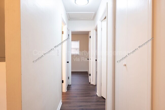 Building Photo - 2416 Hillside Dr