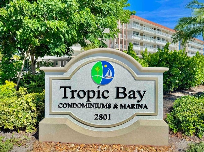 Building Photo - 911 Gardenia Dr