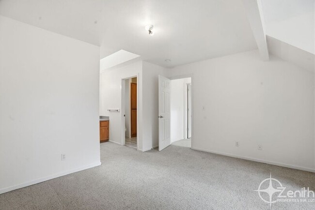 Building Photo - 419 NE 7th Ave