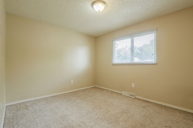 Building Photo - 553 Princess St