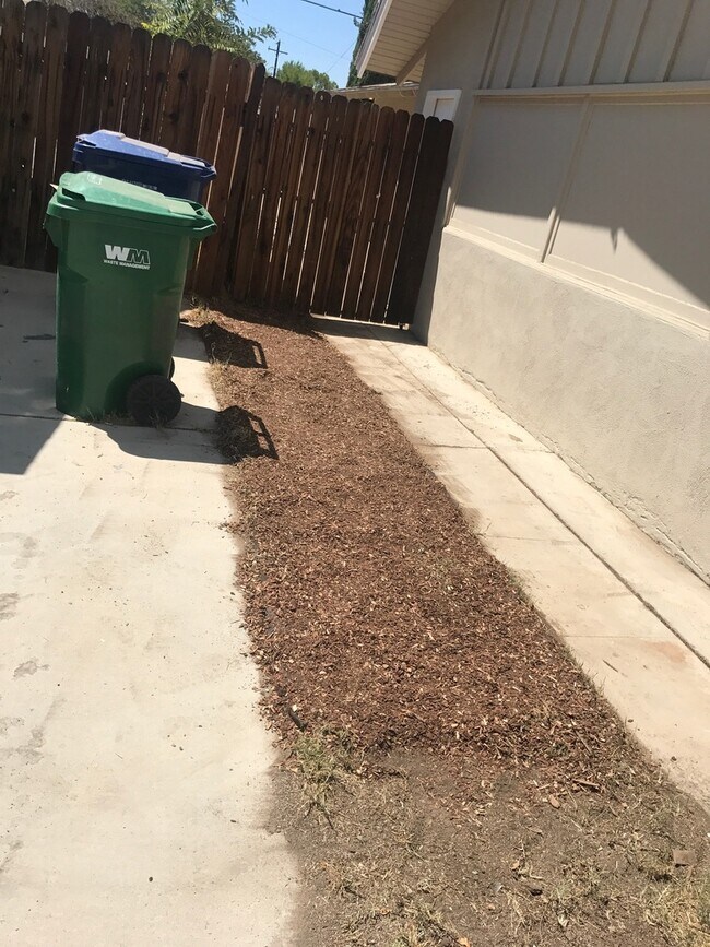 Building Photo - Huge 4/2 house located on a very desirable area. section 8 approved