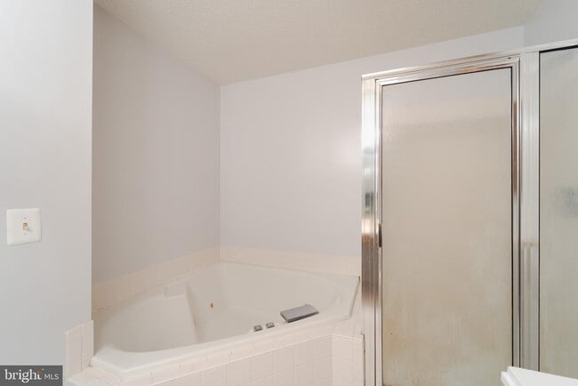 Building Photo - 413 Lakeview Ct