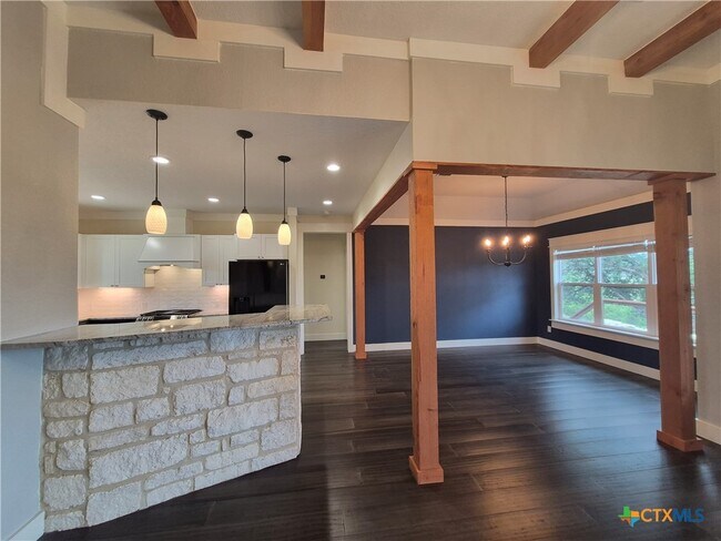 Building Photo - 427 Primrose Path