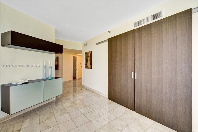 Building Photo - 20281 E Country Club Dr