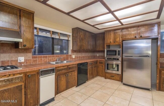 Building Photo - 1055 Lakeview Dr