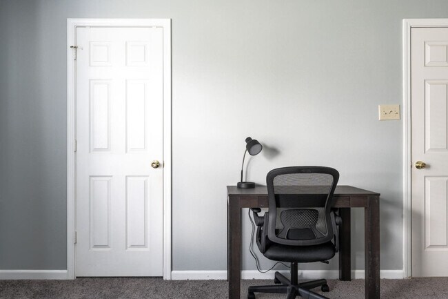 Building Photo - 2155 Shadowbrook Dr