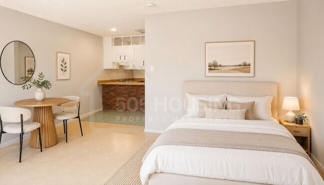Building Photo - Large Move-In Ready Studio Apartment Near Kirtland AFB