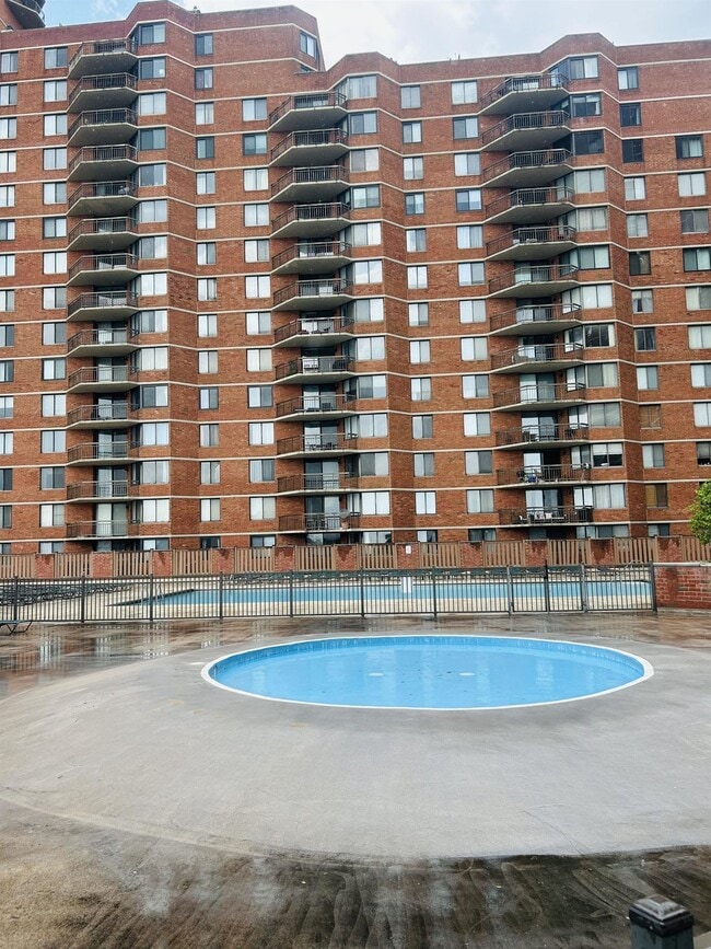 Building Photo - 1040 Harmon Cove Tower