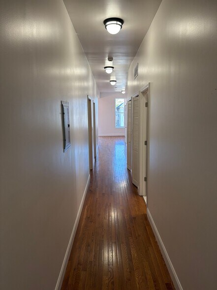 Building Photo - 1529 E 72nd St