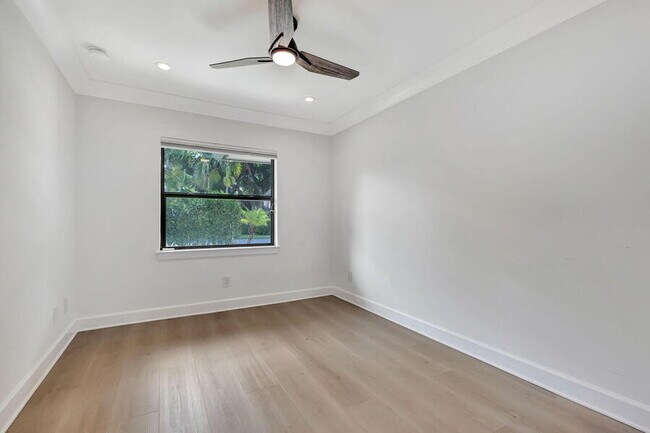 Building Photo - 400 Venice Dr