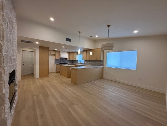 Building Photo - Gorgeous 3 bedrooms, 2.5 baths home