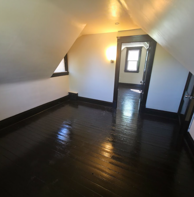 Building Photo - Single Family Home 2 beds 1 bath Available...