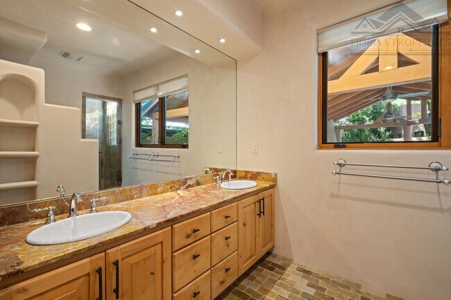 Building Photo - 659 Bishops Lodge Rd