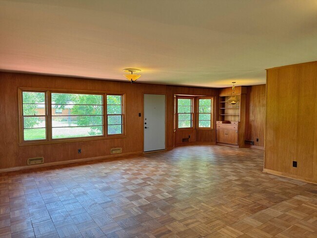 Building Photo - Charming 4 Bed 2 Bath Home in Morningside!