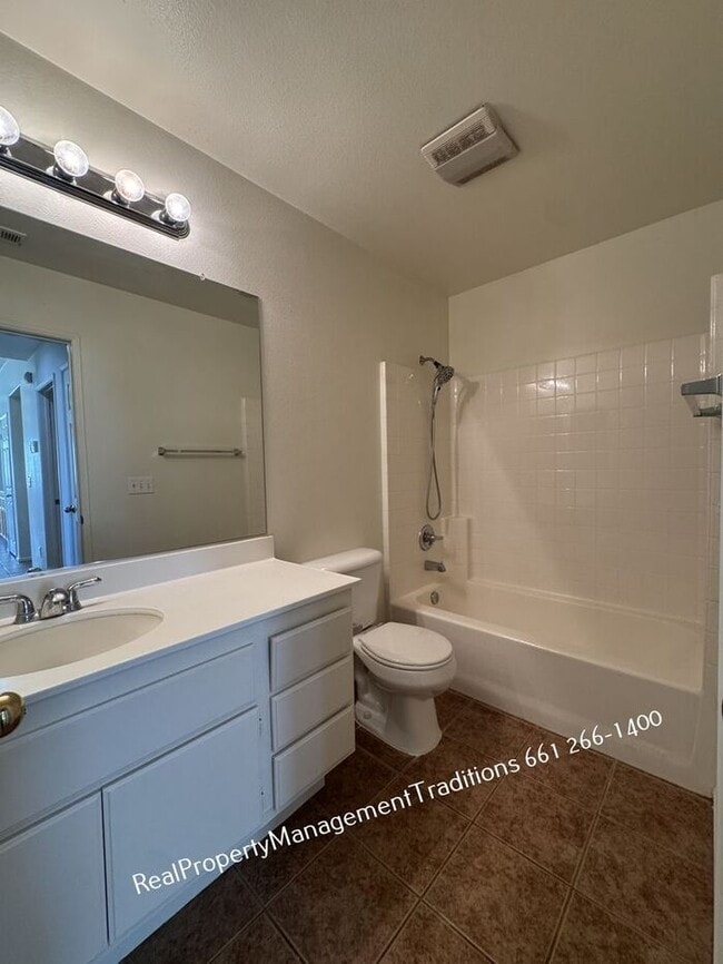 Building Photo - Spaciouse 4 Bed- 3 full Bath + plus Loft Home