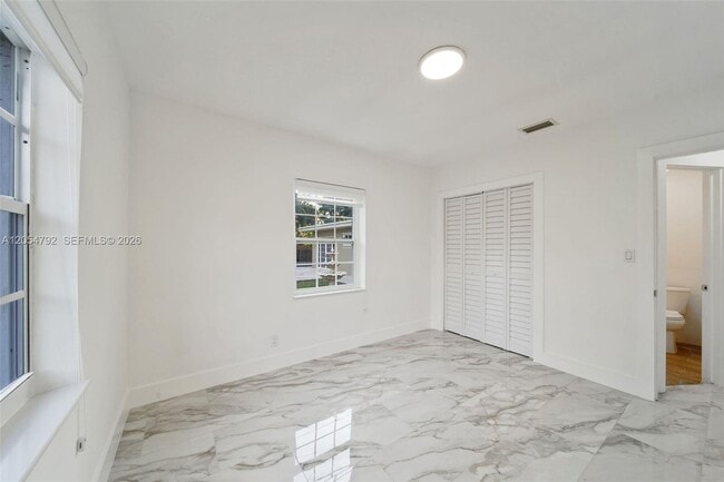 Building Photo - 1102 NE 117th St