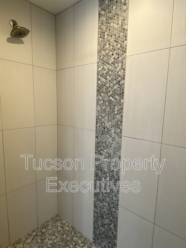 Building Photo - 1421 E Drachman St