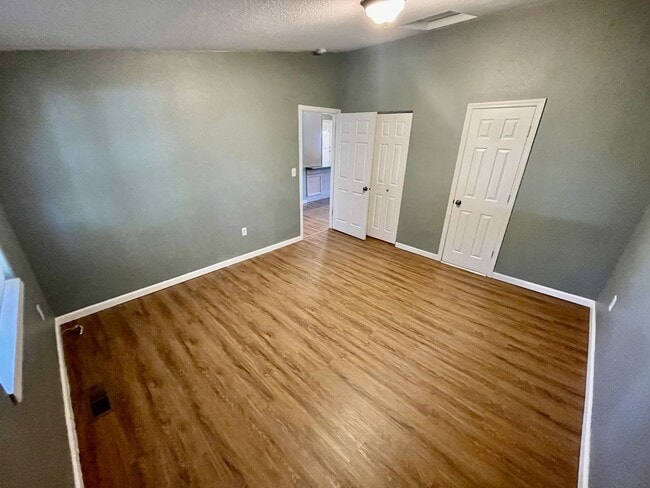 Building Photo - 3 bedroom 2 bathroom house