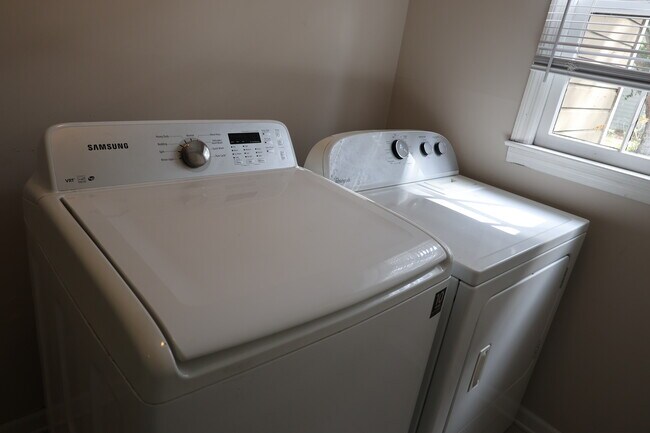 Building Photo - 214 Oakleaf Dr