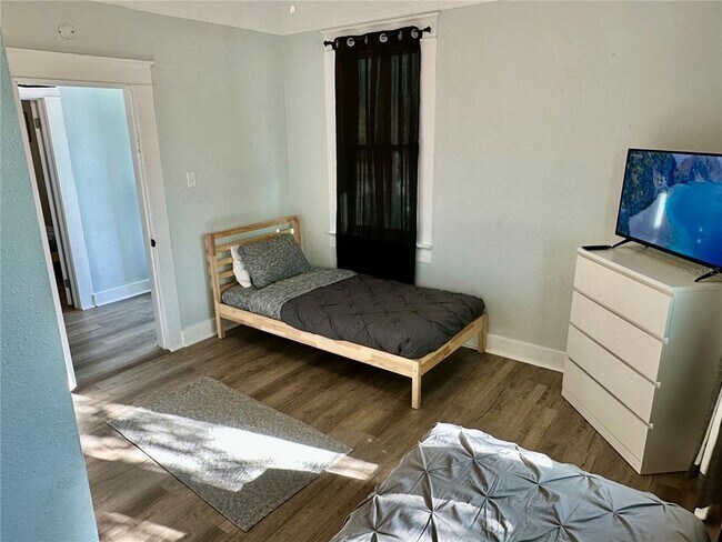 Building Photo - 1504 E 33rd Ave