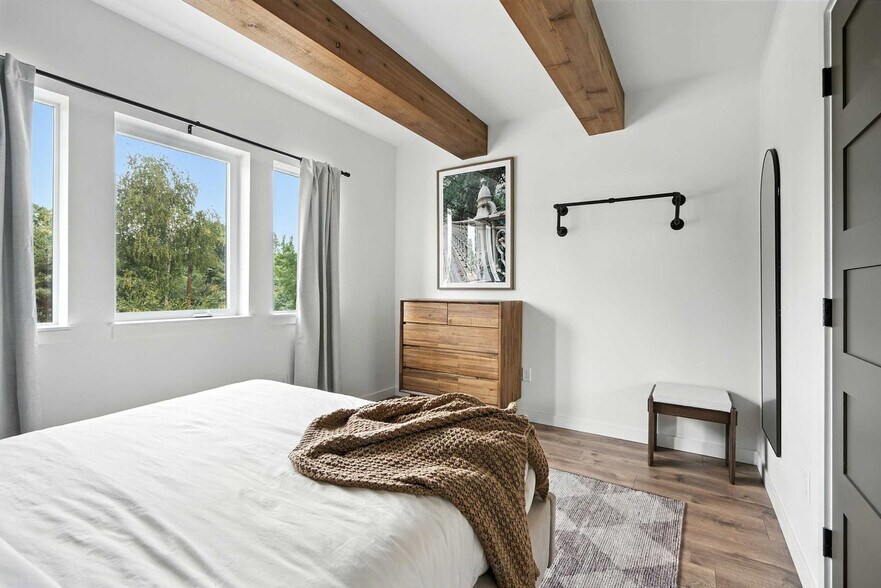 Building Photo - 925 NE 23rd Ave