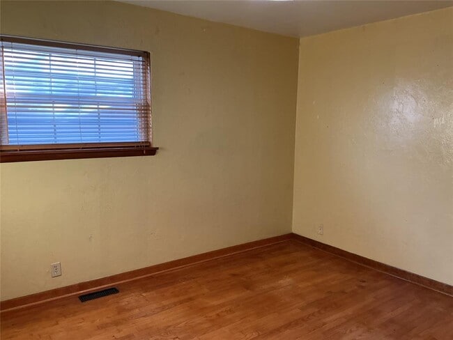 Building Photo - 714 S 6th St