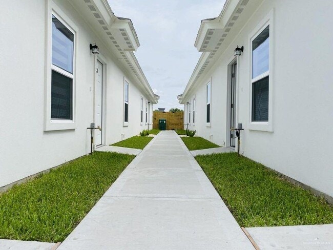 Building Photo - 11 West Dr