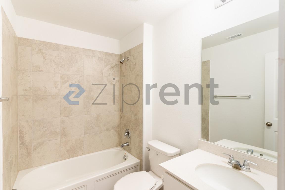 Building Photo - 206 Silver Glen Dr