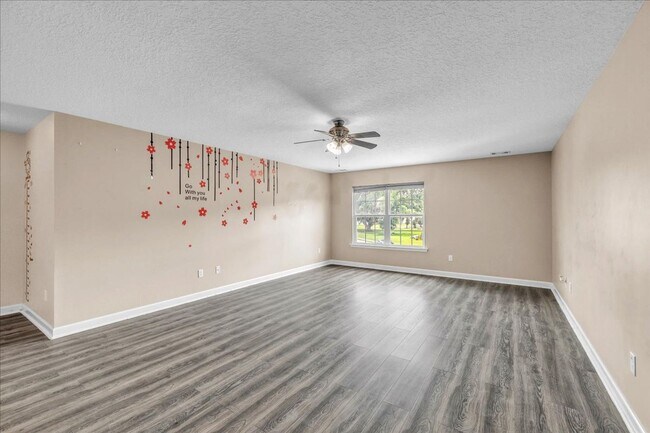 Building Photo - Spacious 4 Bed, 2.5 Bath in White Oak