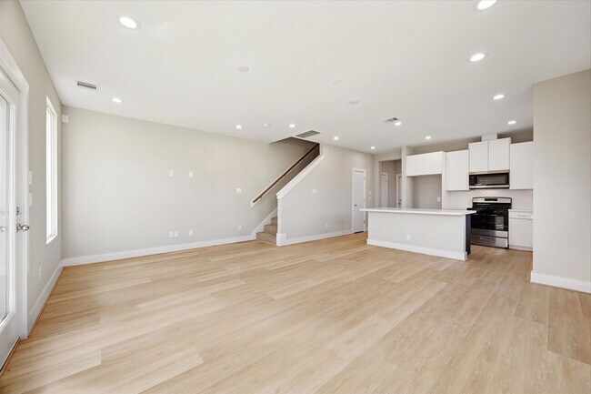 Building Photo - 8664 Easthaven Blvd