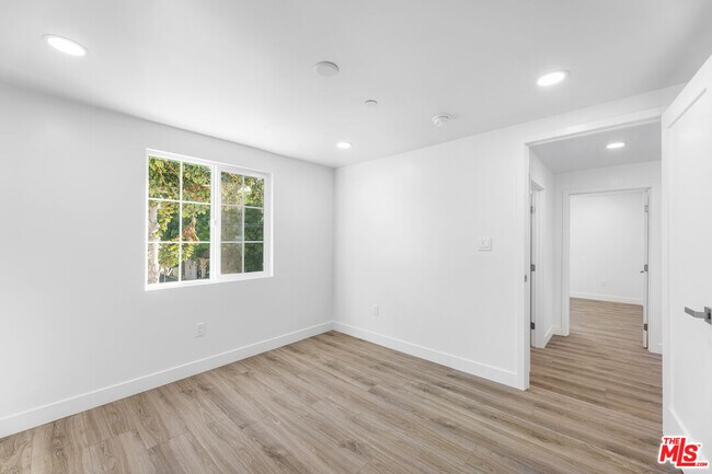 Building Photo - 498 E 52nd St