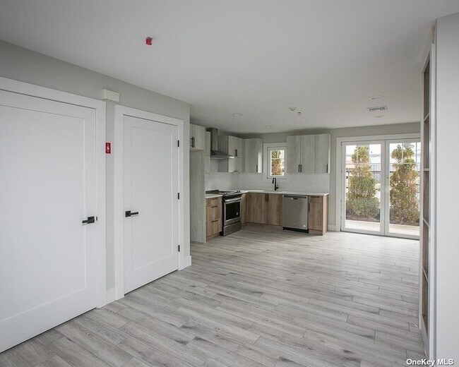 Building Photo - 170 W Montauk Hwy